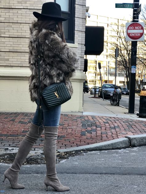 Faux fur coat, ysl camera bag, Stuart weitzman tiemodel over the knee boots Ysl Camera Bag Outfit, Camera Bag Outfit, Ysl Camera Bag, Ysl Lou Camera Bag, Tas Lv, Necklace Casual, Autumn Outfit Ideas, Outfit School, Jeans Woman