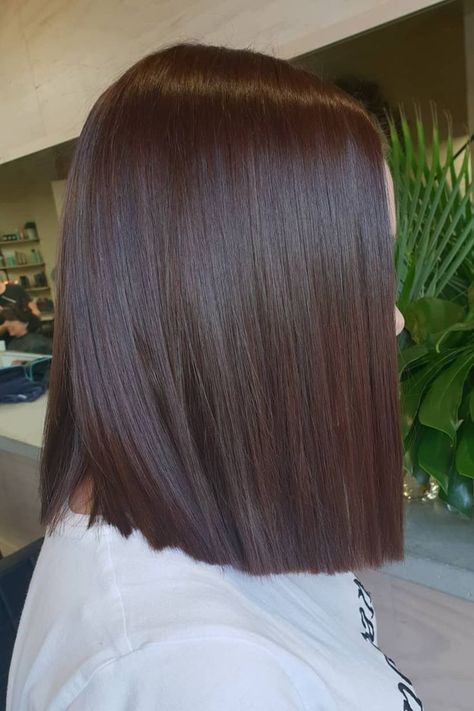 Aquí tenemos un toque de beige que hace que el color marrón chocolate sea aún más cálido y profundo. Una vez que tengas este tono, ¡a la gente le costará apartar la vista de tu preciosa melena! // Crédito de la foto: instagram @mirandahowsonhair Bright Chocolate Brown Hair, Full Head Brown Hair, Hair Coffee Color, Global Brown Hair Colour, Solid Chocolate Brown Hair, Medium Warm Brown Hair Color, Brown Chocolate Hair Color, Brown Chocolate Hair, Coffee Brown Hair Color