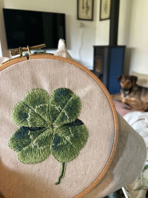 Four Leaf Clover Embroidery, Clover Embroidery, Needle Painting, Embroidery Diy, Sewing Embroidery, Sewing Embroidery Designs, Cute Diys, Embroidery Ideas, Four Leaf