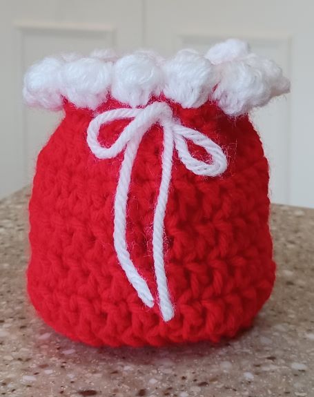 Christmas Bags Crochet, Crochet Santa Sack, Crochet Gift Sack, Crochet Candy Holder Free Pattern, Crochet Santa Sack Free Pattern, Crochet Christmas Candy Bowl, Crocheted Christmas Toys, Christmas Crochet Bag Pattern Free, Crochet Christmas Treat Bags