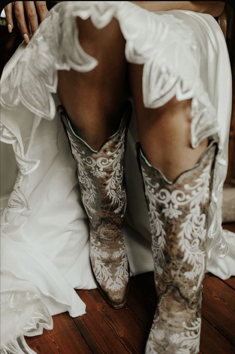 Boots Bride, Western Wedding Boots, Cowboy Boots Wedding, Bride Boots, Mountain Wedding Ideas, Country Wedding Pictures, Cowgirl Boots Wedding, Wedding Cowboy Boots, Country Western Wedding