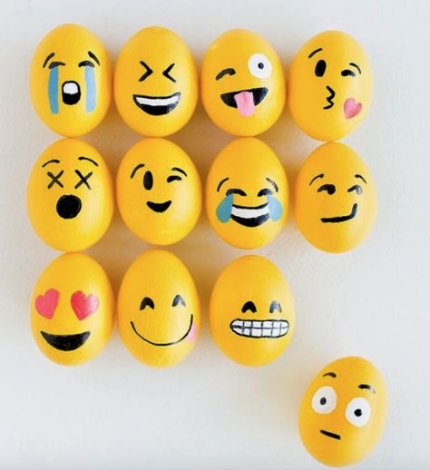 Emojis Emoji Easter Eggs, Diy – Velikonoce, Unique Easter Eggs, Easter Egg Designs, Painted Rocks Diy, Mirror Painting, Egg Painting, Rock Painting Designs, Egg Designs