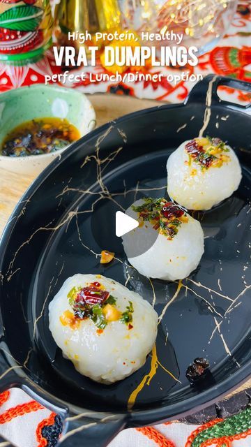 Varsha Kabra on Instagram: "Vrat Dumplings 🪷(detailed recipe 👇🏼)  For S-3, EP-5; of “Navratri Fast Recipe” I’m sharing a healthy meal option. Here’s the recipe SAVE it you will LOVE it!!🥰 Follow for more recipes @yummy_n_healthy_food_recipe ♥️  I N G R E D I E N T S :  1 cup sabodana (soaked overnight)  1 tsp salt  1/2 tsp oil   - make a dough as shown.   100gm low fat paneer  1 tbsp crushed peanut butter 2 tbsp coriander  1 tsp ginger  2 green chilli  2 tsp salt  1 tsp black pepper   - serve with fast friendly chilli oil(comment if you want recipe)   Recipe Inspired by my favourite @nehadeepakshah 🥰  E N J O Y💃🏻  Try & thank me later👀 @yummy_n_healthy_food_recipe   ♥️Follow for more updates♥️ @yummy_n_healthy_food_recipe   _________________ #dumplinglove #dumpling #dumplinglove #n Navratri Diet Recipes, Navratri Fasting Food Recipes Healthy, Navratri Special Recipes, Navratri Fasting Food Recipes, Navratri Food Receipe, Navratri Recipes, Perfect Lunch, Dinner Options, Green Chilli