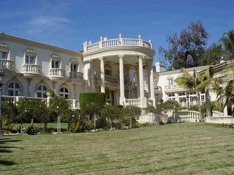 10 PHOTOS OF PRESIDENT MUGABE’S PRIVATE MANSION IN ZIMBABWE – …welcome to GistMagazine Celebrity Houses Interior, Bel Air Mansion, Blue Roof, Expensive Houses, Shah Rukh Khan, English Cottage, Shahrukh Khan, Celebrity Houses, Design Case