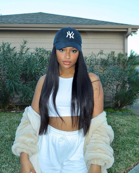 Téa Renee on Instagram: “Yo soy la princesa 👸🏾” Summer Long Hair, Hair With Hat, Long Summer Hair, Baseball Hat Hairstyles, Baseball Cap Hairstyles, Cap Hairstyles, Baseball Cap Outfit, Natural Straight Hair, Hair Hat