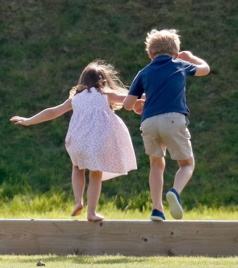 Prince George and Princess Charlotte's sweetest sibling moments - Photo 8 Princess Charlotte And Prince George, George And Charlotte, Gloucester England, Principe William Y Kate, Prince George And Princess Charlotte, Princesa Charlotte, Prins William, Cambridge Family, Prince George Alexander Louis