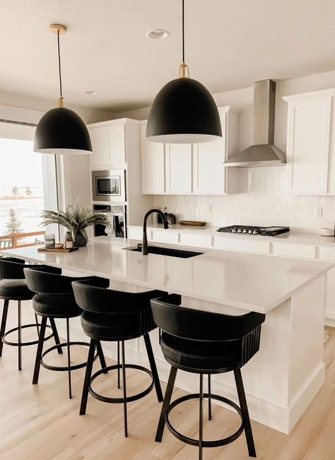 Black Bar Stools Kitchen, Modern Kitchen Stools, Kitchen Makeover Ideas, Modern Barstools, Bar Chairs Kitchen, Farmhouse Bar Stools, Bar Stools Kitchen Island, Black Kitchen Island, Kitchen Stool