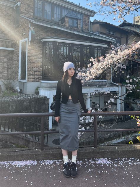 Sakura Season Outfit, Sakura Outfit Ideas, Autumn Ootd Japan, Japan Spring Outfit, Japan Autumn Outfit, Onitsuka Tiger Women Outfit, Sakura Outfits, Onitsuka Tiger Women, Japan Fits