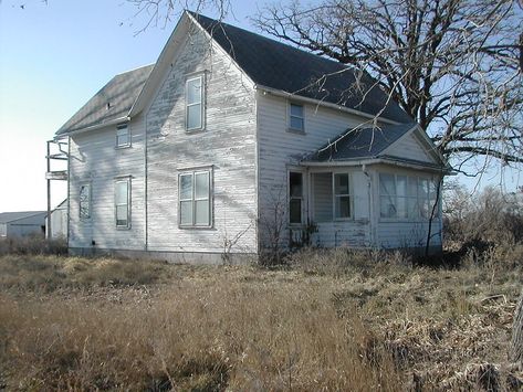 Old Ranch House, Old Abandoned Houses, Yellow Houses, Modern Tiny House, Old Farm Houses, Farms Living, Up House, Old Barns, Old Farm