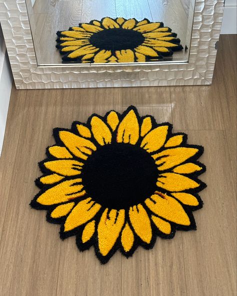 Punch Rug Art, Rug Tufting Ideas Easy, Tufting Ideas Beginner, Tufting Rugs Ideas, Rug Tufting Ideas, Rug Tuft, Sunflower Rug, Flower Rugs, Punch Rug