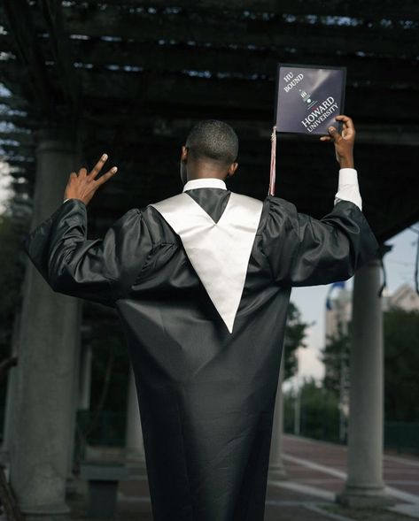 Howard University Graduation Pictures, Colombo University, Black Men Graduation Pictures, Men Graduation Pictures, Graduation Photography Men, Unique College Graduation Pictures, Nursing School Graduation Pictures, College Grad Pictures, High School Graduation Pictures