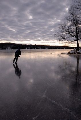 Ice skating on a river Pinata Cupcakes, I Love Winter, Frozen Lake, Winter Magic, Winter Beauty, Snow And Ice, Winter Wonder, Winter Fun, Winter Activities