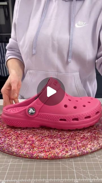 Croc Design Ideas, Crocs Decorations, Birthday Cake Tutorial, Handbag Cakes, Cake Shapes, Channel 4, Cake Tutorial, Snapchat, Cake Decorating