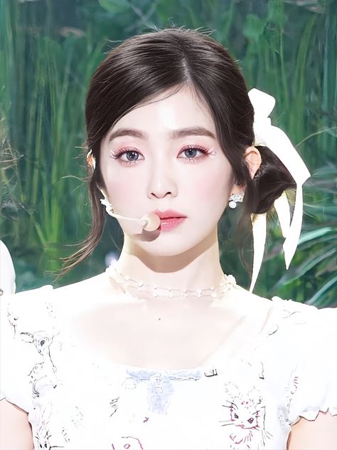 Red Velvet Outfit, Ulzzang Makeup, Velvet Clothes, Red Velvet Irene, Girl Cakes, Beauty Face, Pretty Woman, Bridal Hair, Red Velvet