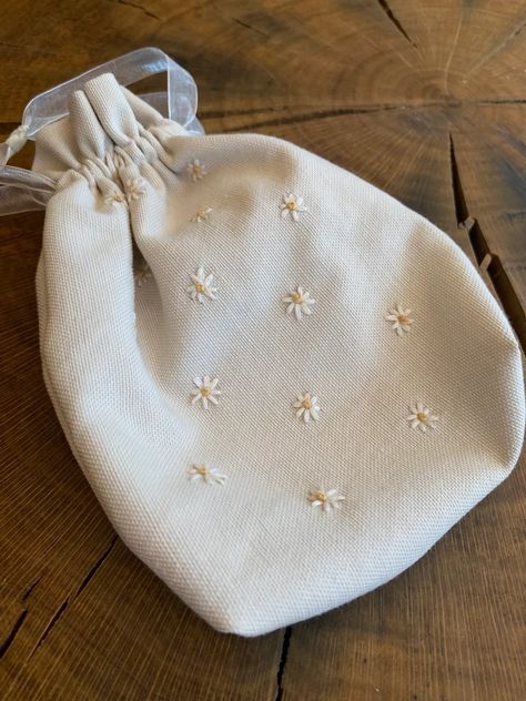 Small Bag Embroidery, Drawstring Bag Embroidery, Bridesmaid Pouch Bag, Small Cloth Bag, Fabric Pouches Ideas, Pouch Embroidery Ideas, Embroidered Drawstring Bag, Embroidered Pouch Bags, Embroidery Pouch Ideas