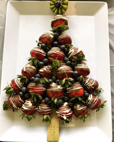 Chocolate Covered Strawberry Christmas Tree, Chocolate Covered Strawberries Holiday, Chocolate Covered Strawberries For Christmas, Xmas Chocolate Covered Strawberries, Chocolate Strawberries Christmas, Winter Chocolate Covered Strawberries, Chocolate Covered Fruit Platter, Holiday Chocolate Covered Strawberries, Fruit Christmas Tree Platter