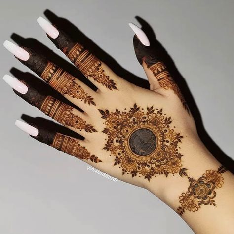 Front And Back Henna Designs, Mehndi Designs Asthethic, Eid Mehndi Design Aesthetic, Asthetic Eid Mehndi Designs, Moon Mehendi Designs, Mehndi For Eid Aesthetic, Eid Mehndi Designs Moon, Eid Inspo Mehendi, Mehendi Design For Eid Aesthetic