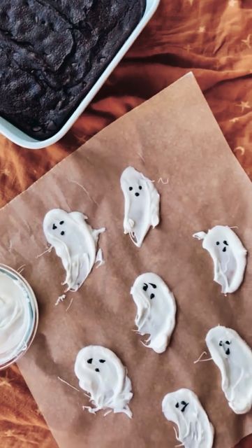 Easy Ghost Brownies, Halloween Brownies Recipes, White Chocolate Ghosts, Halloween Ghost Brownies, Halloween Themed Brownies, Oreo Ghosts, Ghost Cakepops, Brownie Ghosts, Halloween Kalas