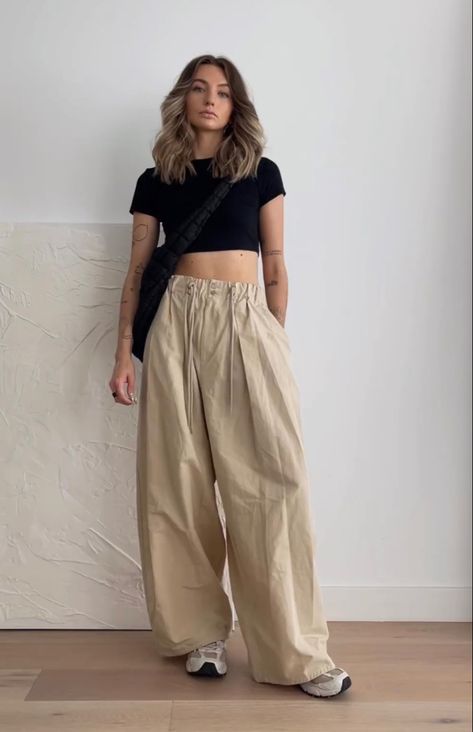 Summer Parachute Pants Outfit, Atlanta Outfits, Bussines Casual Woman, Parachute Pants Outfit, Summer Pants Outfits, Wardrobe Outfits, Crop Top Outfits, Streetwear Fashion Women, Women's Casual Style