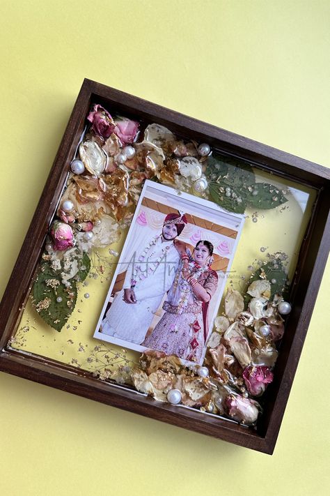 Resin Varmala Preservation Photo Frame, Varmala Resin Frame, Varmala Preservation Ideas, Resin Wedding Frame, Varmala Resin Art, Varmala Preserve In Resin, Resin Photo Frame Ideas, Resin Art Photo Frame, Wedding Varmala