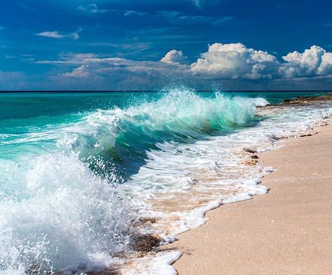 Sea Wave Photography, Beach Waves Photography, Beautiful Place In The World, Ocean Waves Photography, Ocean Landscape Painting, Ocean Waves Painting, Waves Photography, Seascape Photography, Ocean Landscape