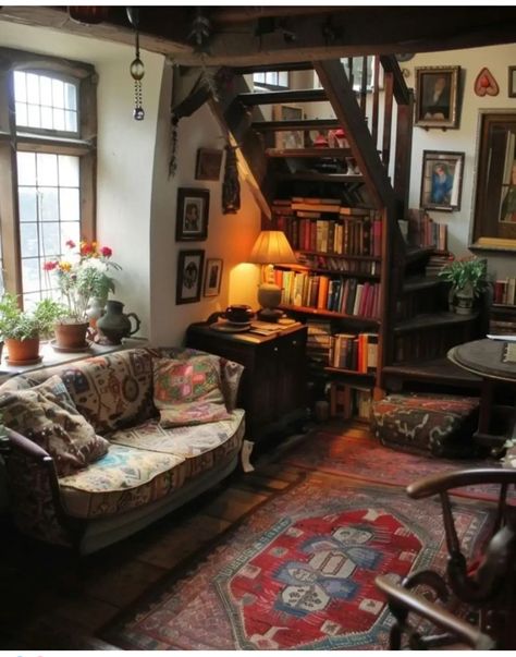 Salons Cottage, Lots Of Books, Cottage Interior, Cottage Interiors, Climbing Roses, Cottage Living, Dream House Interior, House Room, Dream Rooms