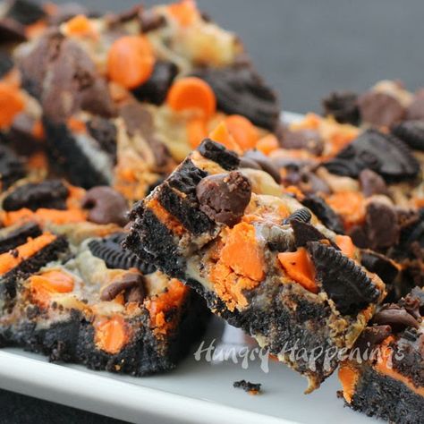 Black Cookies, Magic Bars Recipe, Halloween Food Desserts, Magic Bars, Cookie Bar, Halloween Chocolate, Halloween Orange, Halloween Magic, Halloween Desserts