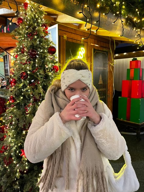 #winter #budapest #christmasmarkets #outfits #fashion #aesthetic Budapest Christmas Aesthetic, Budapest Winter Outfit, Budapest In Winter, Budapest Outfit Winter, Christmas Market Pictures, Winter Budapest, Christmas Market Outfit, Budapest Winter, Budapest Vacation