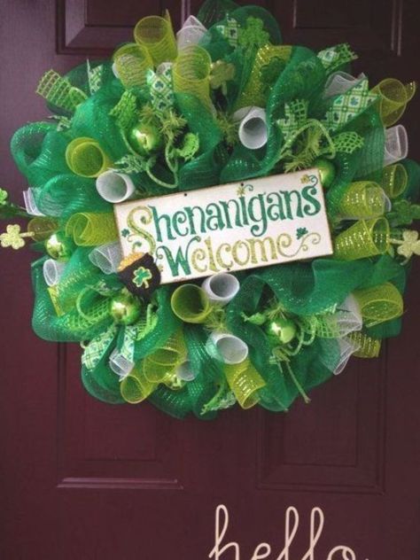 St Patricks Decorations, St. Patrick's Day Diy, Wreaths St Patricks, Green Ornaments, St Patricks Crafts, Chirstmas Decor, Deco Wreaths, Mesh Wreath Diy, St Patrick's Day Decorations