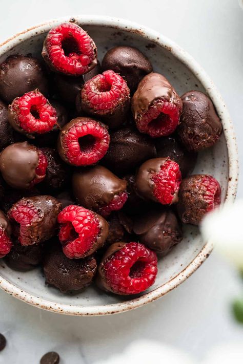 These 3 ingredient Chocolate Covered Raspberries are simply delicious! It takes no time at all to whip up these fruity and chocolatey treats! | Food Faith Fitness | Chocolate Covered Raspberries, Strawberry Gluten Free, Chocolate Covered Fruit, Raspberry Recipes, Frozen Chocolate, Easy Strawberry, Simply Delicious, Food Writing, Semi Sweet Chocolate Chips