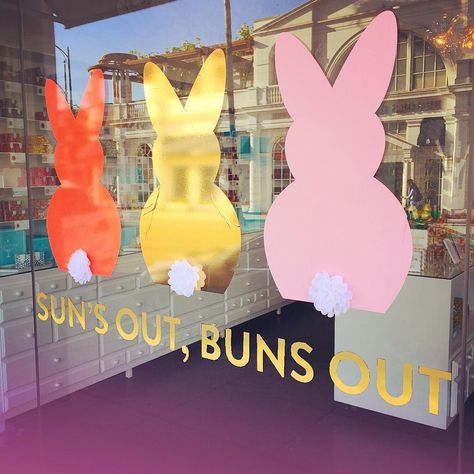 “The cutest window display, and so perfect for Easter in LA! ☀️ At @sugarfina ” @alisonrubke Easter Store Window Display, Easter Window Display, Boutique Window Displays, Spring Window Display, Summer Window Display, Retail Ideas, Window Display Retail, Summer Window, Decoration Vitrine