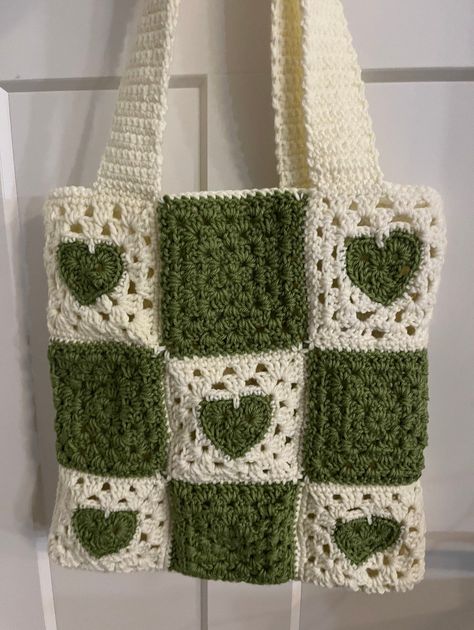 Handmaid crochet tote bad with hearts. made from granny squares a Tote Bag Design Crochet, Crocheted Tote Bags, Crochet Tote Bags, Crochet Totes, Tote Bad, Granny Square Tote Bag, Crochet Costumes, Crochet Flowers Easy, Crochet Bag Pattern Free