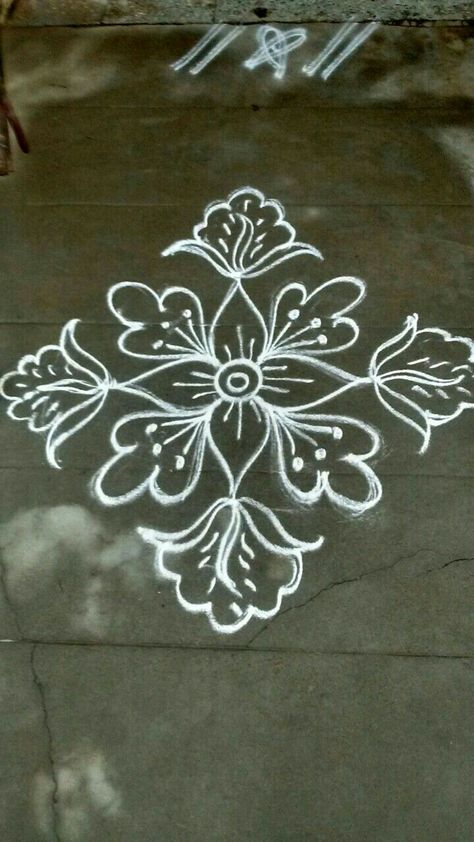 Colorful Kolam Designs, Simple Kolam Designs, New Rangoli, Indian Rangoli Designs, Easy Rangoli Design, Very Easy Rangoli Designs, Rangoli Designs Photos, Rangoli Simple, Latest Rangoli