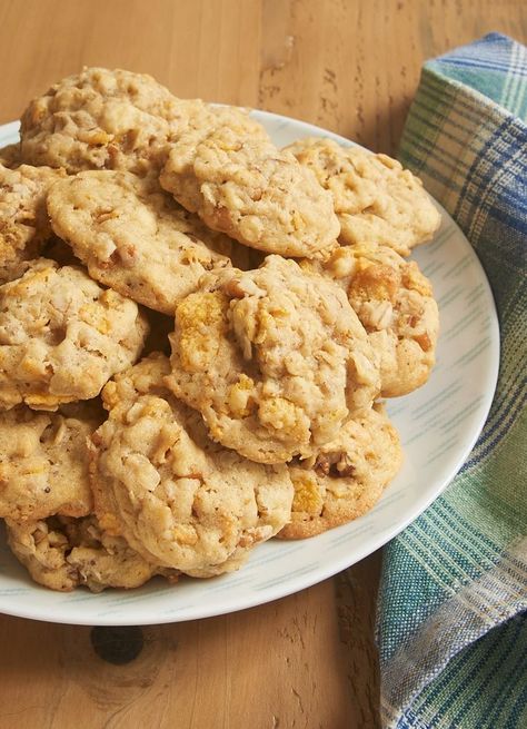 Corn Flake Oatmeal Cookies are soft, chewy, and crunchy all at the same time. These always disappear so quickly! - Bake or Break Flake Recipes, Cornflake Cookies, Corn Flake, Chocolate Cobbler, Peanut Butter Oatmeal Cookies, Oatmeal Cookie Recipes, Drop Cookies, Corn Flakes, Köstliche Desserts