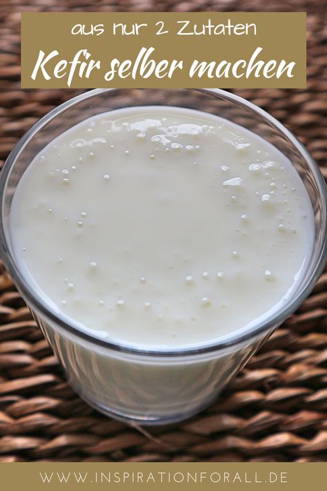 Kefir kannst du ganz einfach selber machen. Das Sauermilchgetränk schmeckt sehr lecker und ist gesund. Die DIY Anleitung für Kefir ist einfach. Du brauchst für das Rezept nur zwei Zutaten. #kefir #KefirSelberMachen #KefirDIY #KefirGesund Kefir Benefits, Kefir Recipes, Fermented Milk, Diy Dish, Expensive Taste, Vegetable Drinks, Homemade Treats, Healthy Eating Tips, Drink Milk