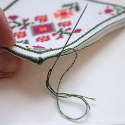 Counted Cross Stitch Patterns Free, Cross Stitch Tutorial, Aida Cloth, Cross Stitch Books, Stitch Tutorial, Cross Stitch Finishing, Cross Stitch Needles, Beautiful Cross Stitch, Cross Stitch Bookmarks