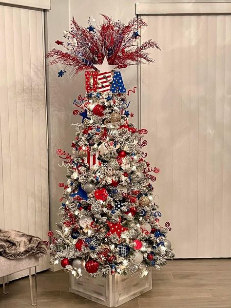 Americana Christmas Tree Ideas, 4th Of July Christmas Tree, Summer Tree Decorations, Summer Christmas Tree, 4th Of July Tree, Patriotic Christmas Decorations, Patriotic Tree, Fouth Of July Crafts, Patriotic Christmas Ornaments