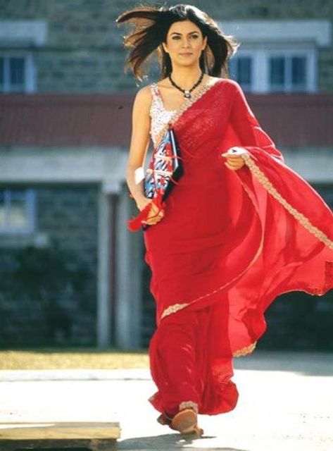 Sushmita Sen's iconic red saree from Main Hoon Na Bollywood Theme Party Dress, Bollywood Theme Party Outfit, Main Hoon Na, Bollywood Theme Party, 90s Bollywood Fashion, Farewell Sarees, ऐश्वर्या राय, Sleeveless Blouse Designs, Red Sari