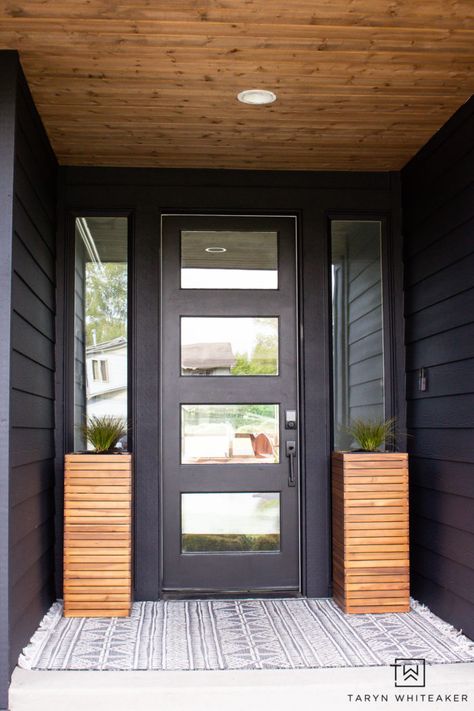 Ikea Front Porch Ideas, Pelan Rumah Kecil, Modern Front Porch Decor, Renovation Facade, Modern Front Porches, Casa Garage, Black Front Door, Mid Century Modern Exterior, Modern Porch