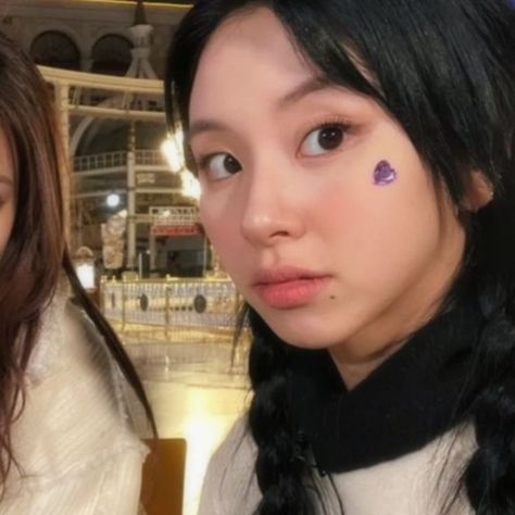 Bff Pfp Matching Aesthetic, Best Friend Match, Book Cover Design Inspiration, Duos Icons, Twice Chaeyoung, Kpop Couples, Chaeyoung Twice, Couples Icons, Live Photo