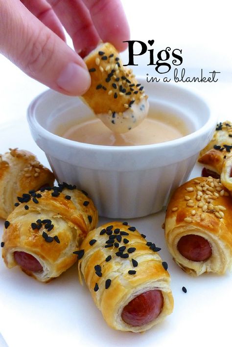 Best Pigs In A Blanket Recipe, Russian Sauce, Bacon Wrapped Sausages, Sausage Wrap, Cocktail Sausages, Puff Pastry Appetizers, Pastry Appetizer, Thanksgiving Appetizer Recipes, Popular Appetizers