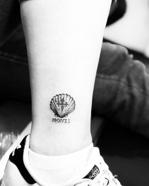 Camino De Santiago Tattoo Ideas, Camino Shell Tattoo, Camino Tattoo Santiago, Camino Tattoo, Tree Tat, Shell Tattoo, Seashell Tattoos, Coquille St Jacques, Shell Tattoos