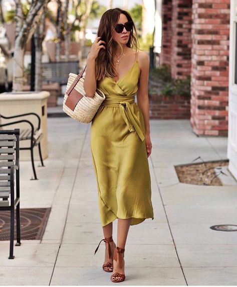 BCN Street Style on Instagram: “Zara dress Ref.: 2157/228/515✔️✔️✔️” Elegante Casual, Vestidos Vintage, Hottest Fashion Trends, Trend Fashion, Dresses To Wear To A Wedding, Casual Summer Dresses, Satin Dresses, Look Fashion, Dresses Online