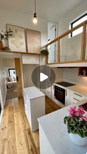 Shaye's Tiny Homes on Instagram: "In love with this tiny home ❤️ it has 2 bedrooms with full standing height walkways and a lounge that can fully close off with an epic barn door, to be a spare room even! What do you think? #tinyhome #tinyhouse #tinyhouseluxury #tinyhouseonwheels #tinyhouselife #tinyhousetour #tinyhousetours #tinyhousenz" Tiny Living Room With Kitchen, Tiny House Three Bedroom, Tiny House Kitchen And Living Room, Tiny Homes 2 Bedroom, Tiny Bed, Tiny House Living Room, Kitchen Layouts With Island, Tiny House Luxury, Tiny Bedroom