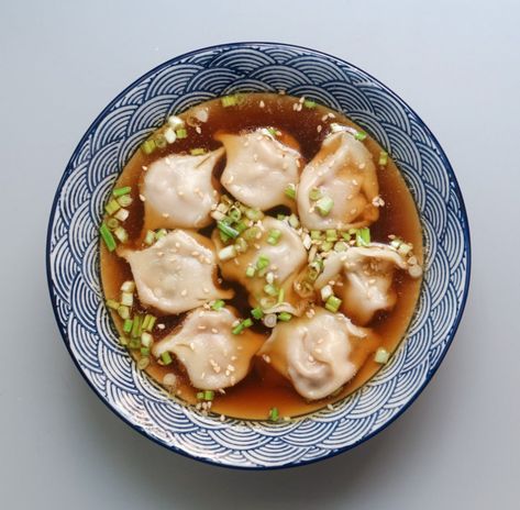 Vegetarian Wonton, Wonton Soup Recipe, Chopstick Holder, Wontons, Dumpling Recipe, Small Meals, Dim Sum, Chopsticks, Wonton Soup