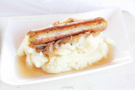 the world's best vegan sausages | yumsome. com Traditional Irish Stew, Full Irish Breakfast, Sausage And Mash, Potato Gravy, British Dishes, Bangers And Mash, Making Mashed Potatoes, Vegan Sausage, English Food