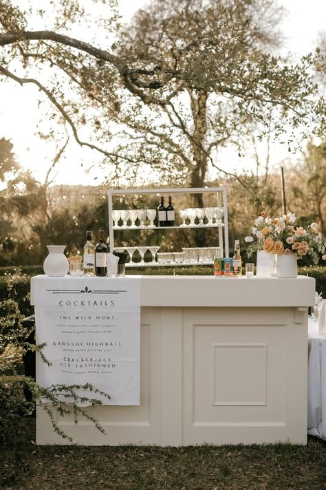 Cocktail Bar Cart Wedding, Wedding Cocktail Bar Ideas, Wedding Drink Cart, Timeless Backyard Wedding, Cocktail Bar Wedding Drink Stations, Garden Party Wedding Signage, White Bar Wedding, Outdoor Bar Cart Ideas, Self Serve Wedding Bar