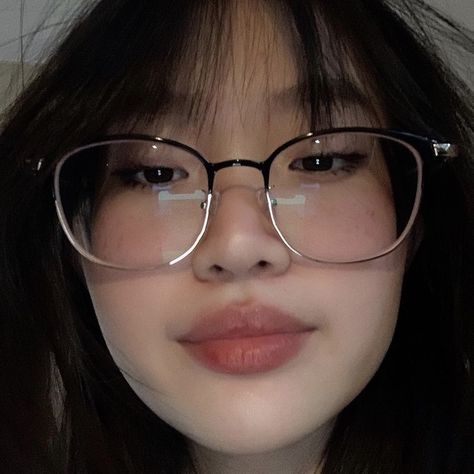 Glasses For Big Eyes, Glasses For Big Faces, Specs Frames Women Round Face, Pretty Glasses Frames, Half Rim Glasses Women, Eyeliner With Glasses, Korean Glasses Frames, Glasses Frames For Women Round Face, Eyeglasses For Women Round Face