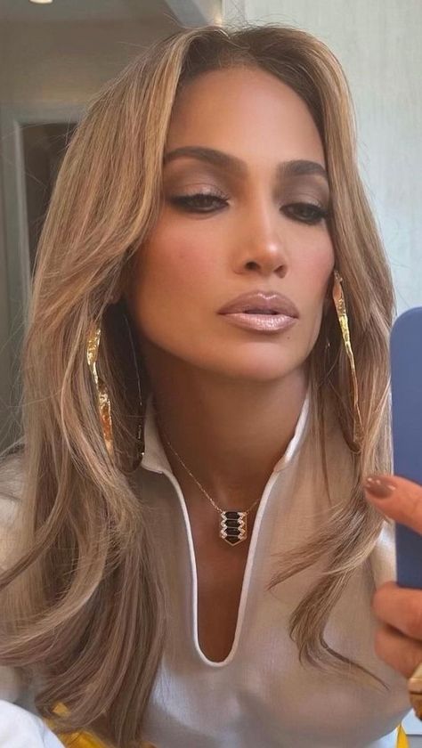 Jennifer Lopez Hair Color, Jlo Makeup, Jlo Fashion, Jennifer Lopez Makeup, Jlo Hair, Jennifer Lopez Hair, Warm Scarves, 2023 Hair, Fashion Goals