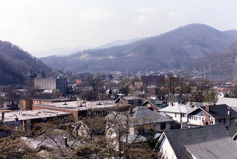 Harlan, Kentucky Harlan County Kentucky, Kentucky Mountains, Harlan Kentucky, Harlan County, Appalachian People, Eastern Kentucky, Derby Winners, House Pictures, Rural Living